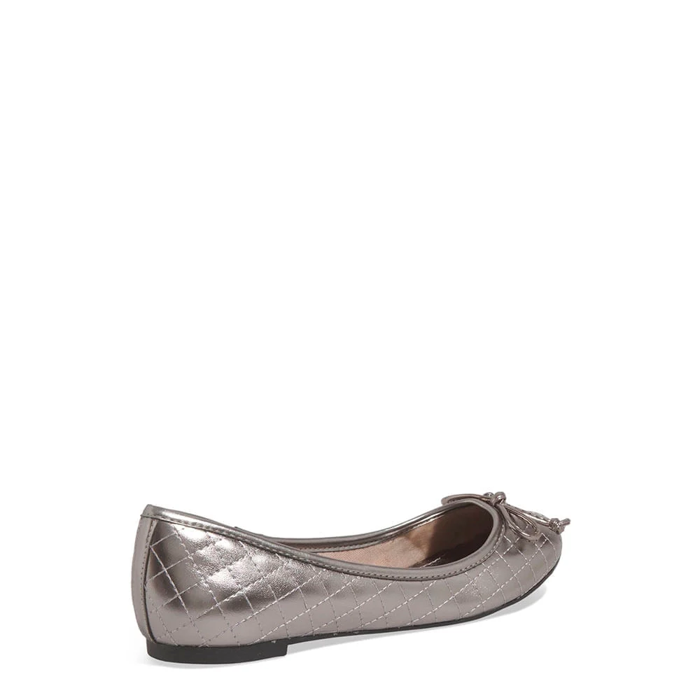Sapatilha Laço Matelassê Metalizado Reflexo Prata Pewter - vista 3 de 6