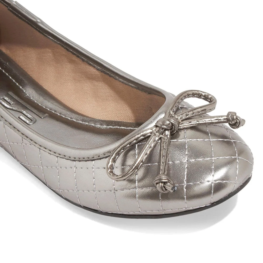 Sapatilha Laço Matelassê Metalizado Reflexo Prata Pewter - vista 5 de 6