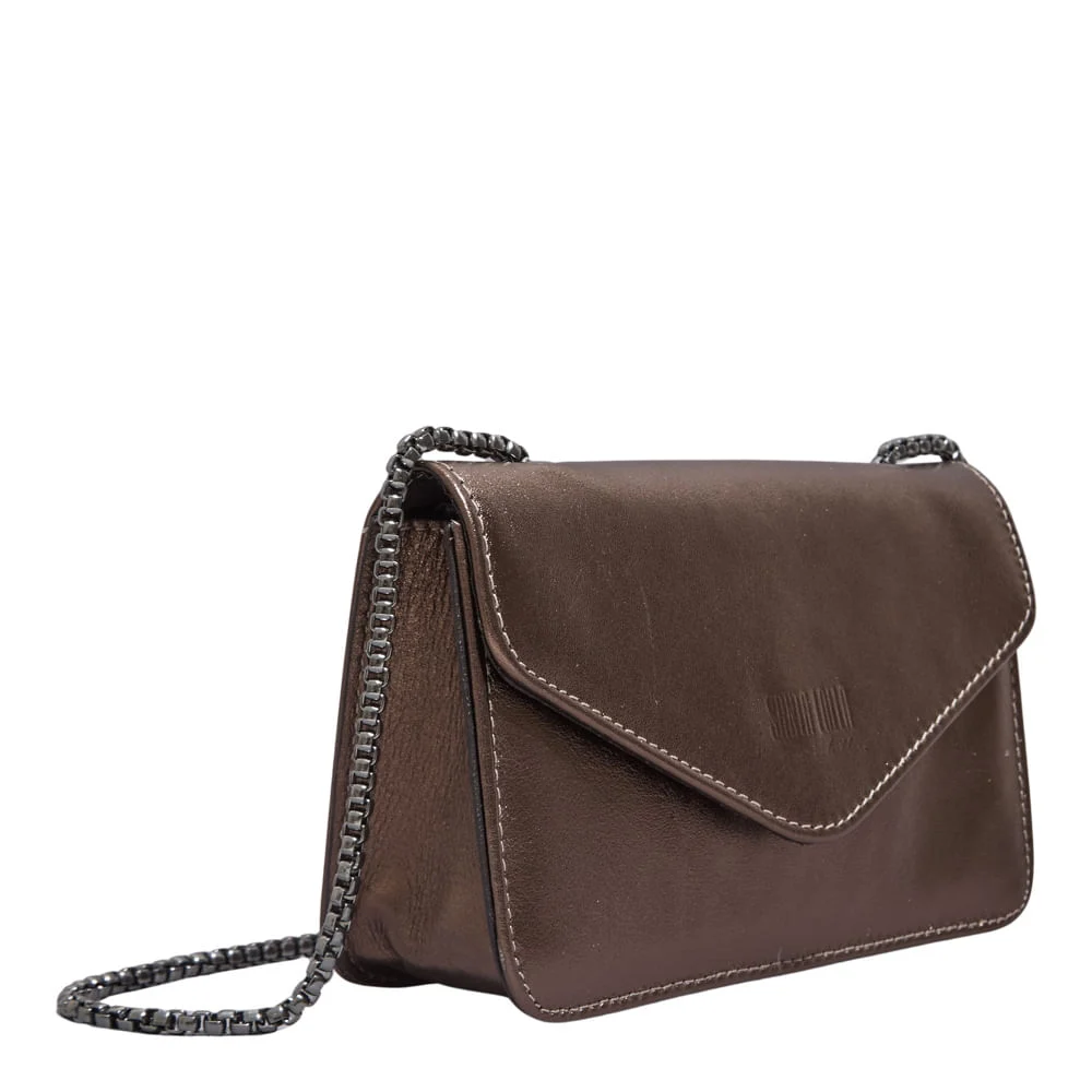 Bolsa Envelope Couro Metalizado Cinza Grafite Alça Transversal Corrente - vista 2 de 3