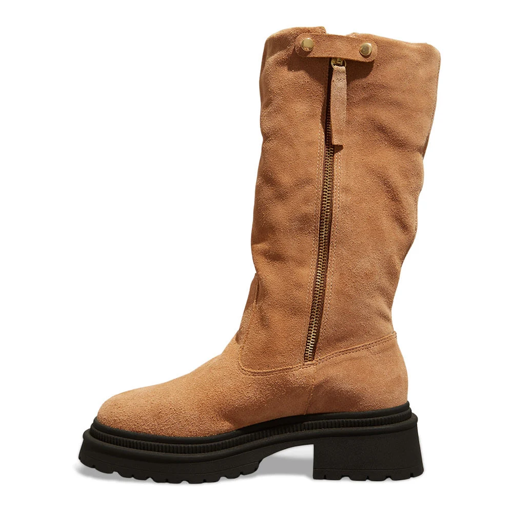 Bota Cano Médio Camurção Caramelo Tratorado - vista 4 de 5