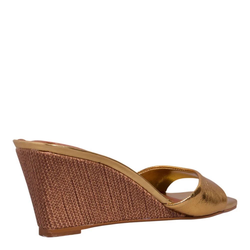 Mule Anabela Couro Metalizado Bico Quadrado Dourado - vista 3 de 3