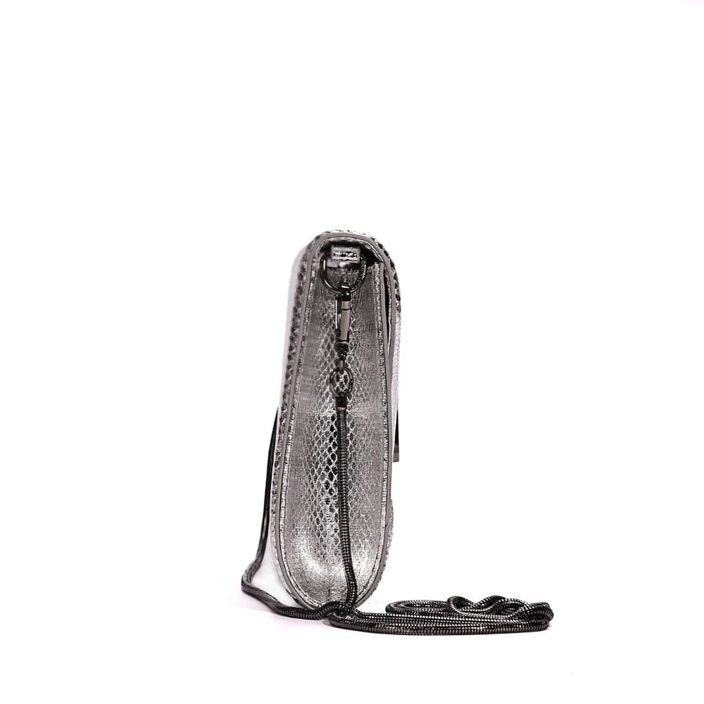 Bolsa Clutch Envelope Metalizada Transversal Prata - vista 4 de 7