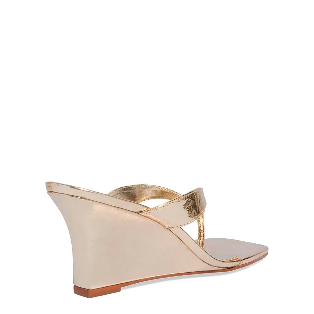 Mule Thong Couro Metalizado Dourado Anabela - vista 3 de 3