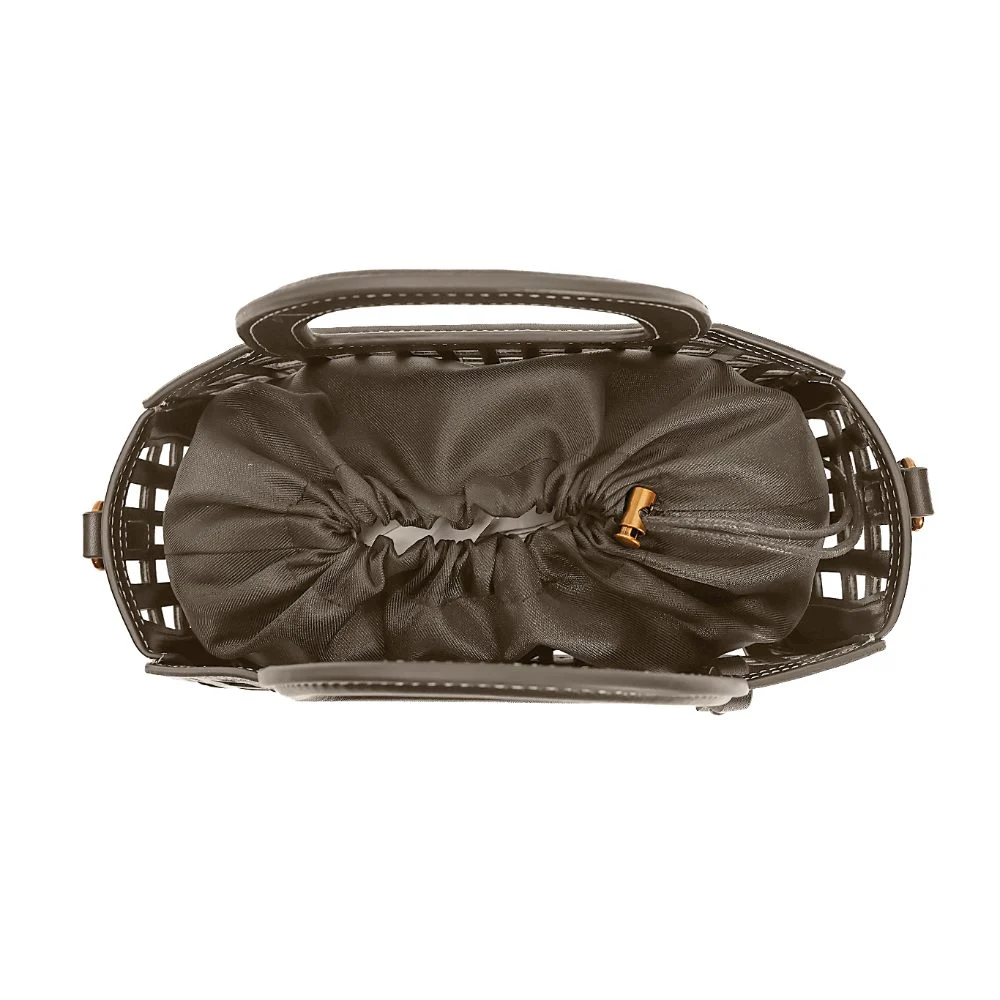Bolsa Soft Recortes Vazados Com Bag Interna Cinza Stell Alça Transversal - vista 8 de 10