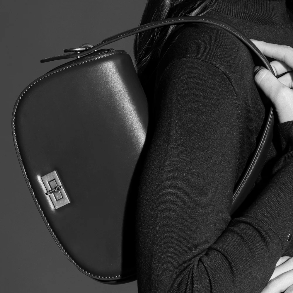 Bolsa Pequena Soft Liso Marrom Dark Transversal - vista 2 de 9