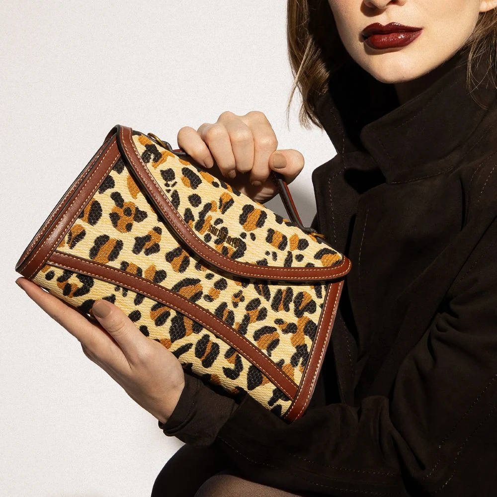 Bolsa Pequena Tramado Estampa Animal Print Onça Alça Transversal - vista 1 de 5