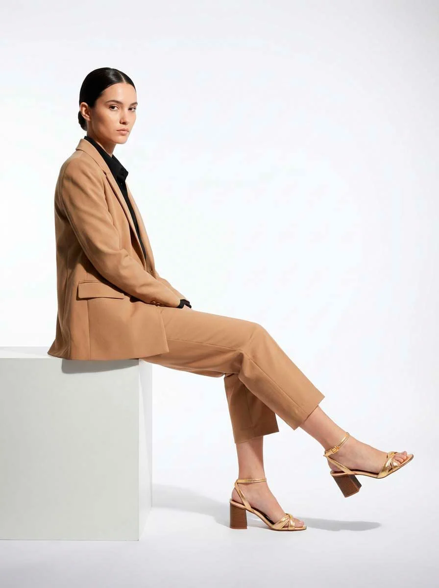 Sandália Couro Metalizado Dourado Salto Bloco - vista 5 de 5
