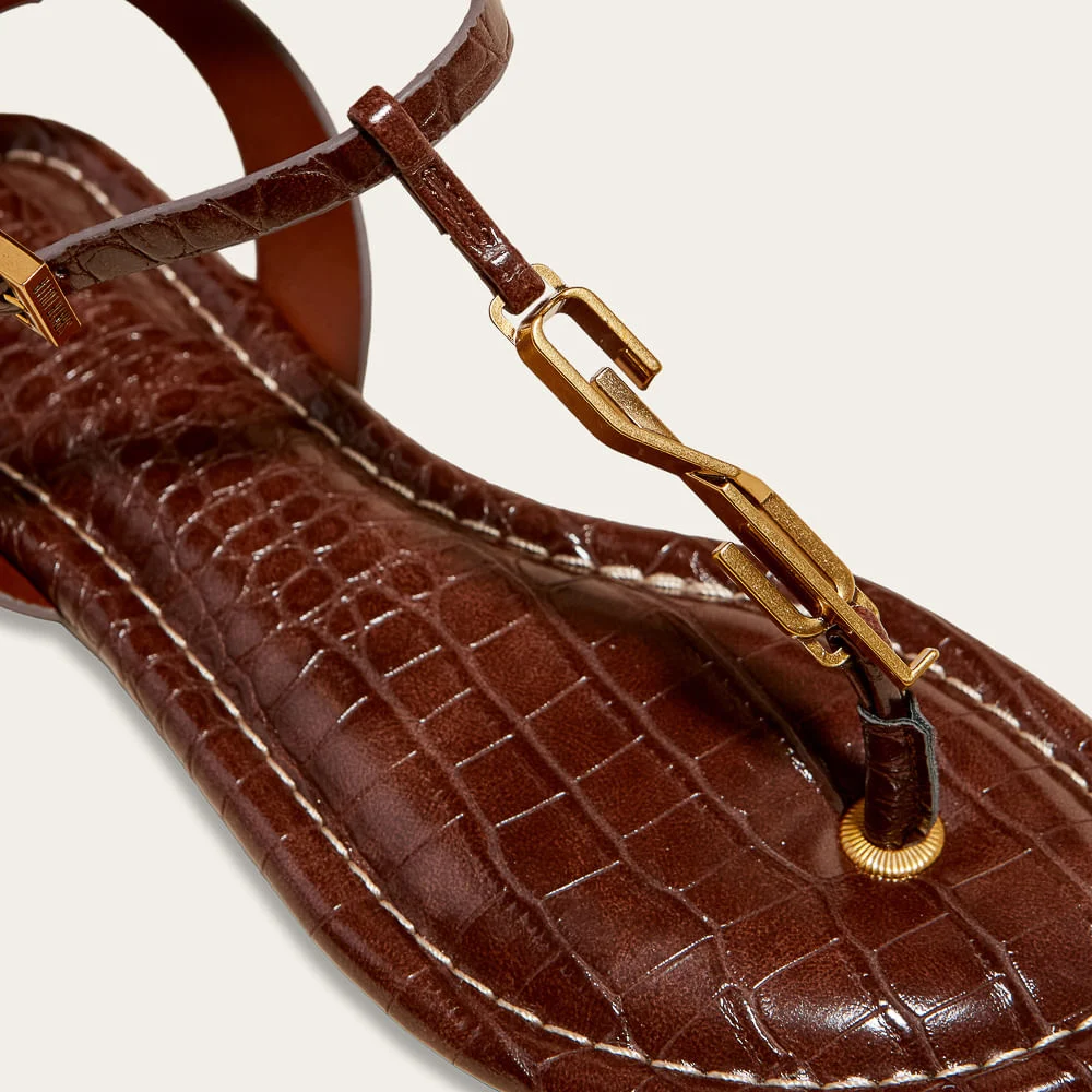 Sandália Rasteira Croco Bico Redondo Marrom Metal - vista 3 de 3