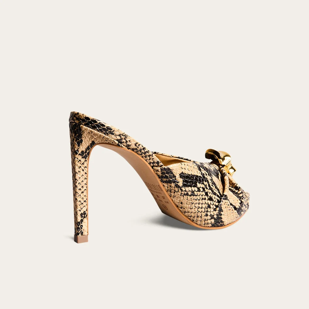 Tamanco Mule Metal Couro Bico Folha Animal Print Cobra - vista 3 de 5