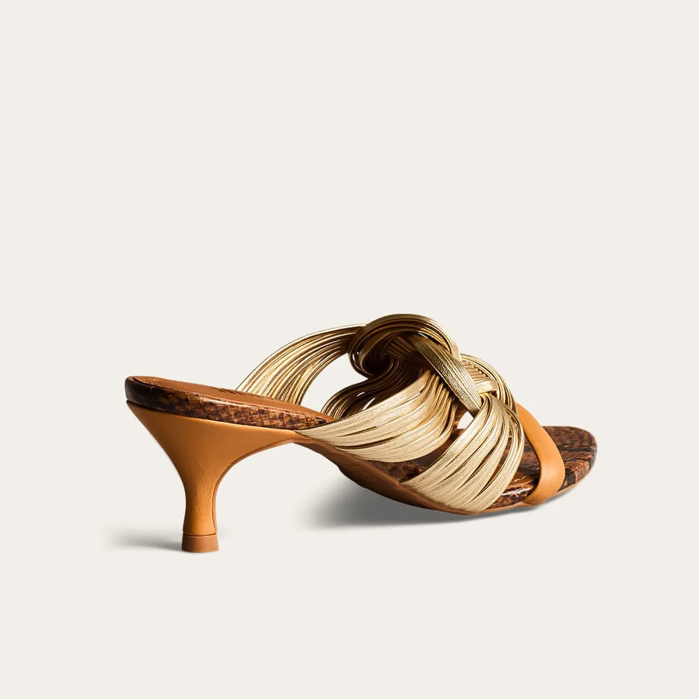 Tamanco Mule Couro Metalizado Entrelaçado Bico Fino Salto Baixo Dourado - vista 2 de 4