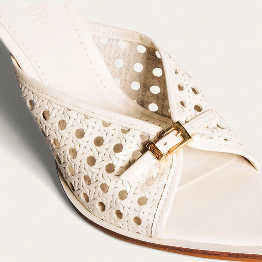 Tamanco Mule Couro Bico Folha Salto Fino Médio Off White - vista 3 de 4