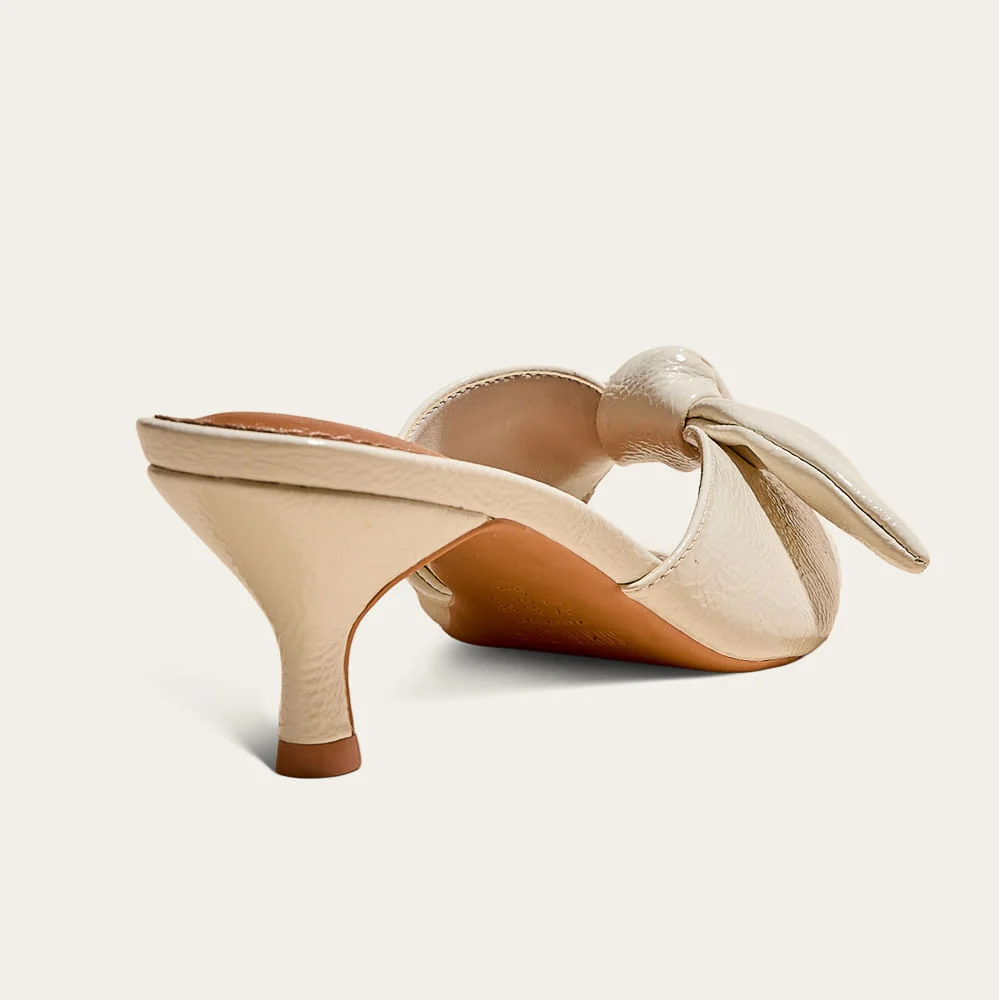 Tamanco Mule Laço Verniz Salto Fino Baixo Off White - vista 2 de 3