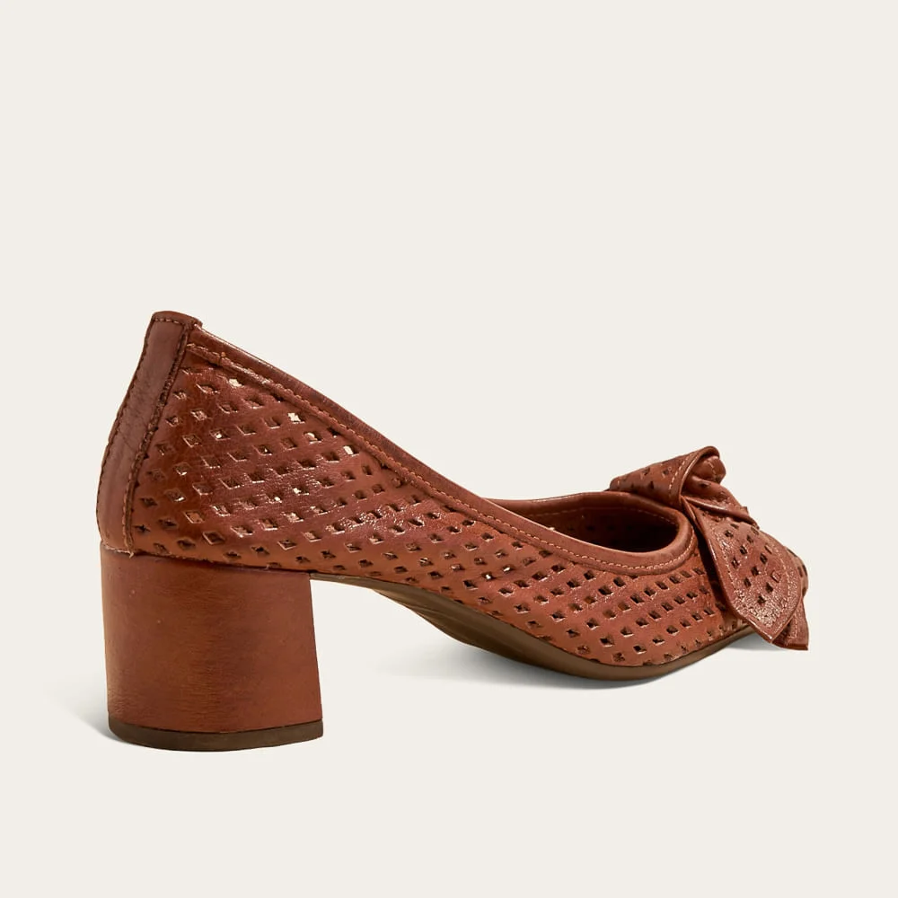 Scarpin Boneca Vazado Couro Soft Salto Grosso Marrom Terracota - vista 2 de 3