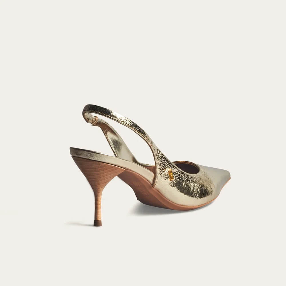 Scarpin Slingback Couro Metalizado Dourado Bico Fino - vista 2 de 3