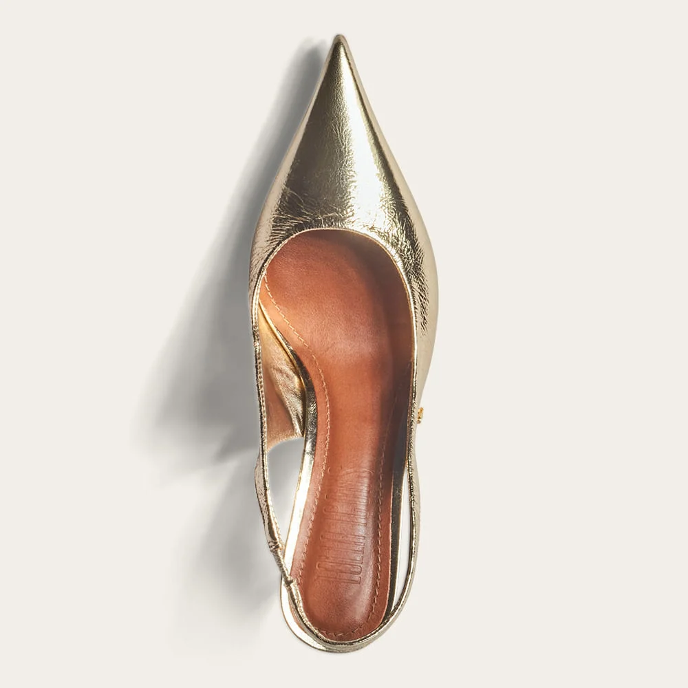 Scarpin Slingback Couro Metalizado Dourado Bico Fino - vista 3 de 3