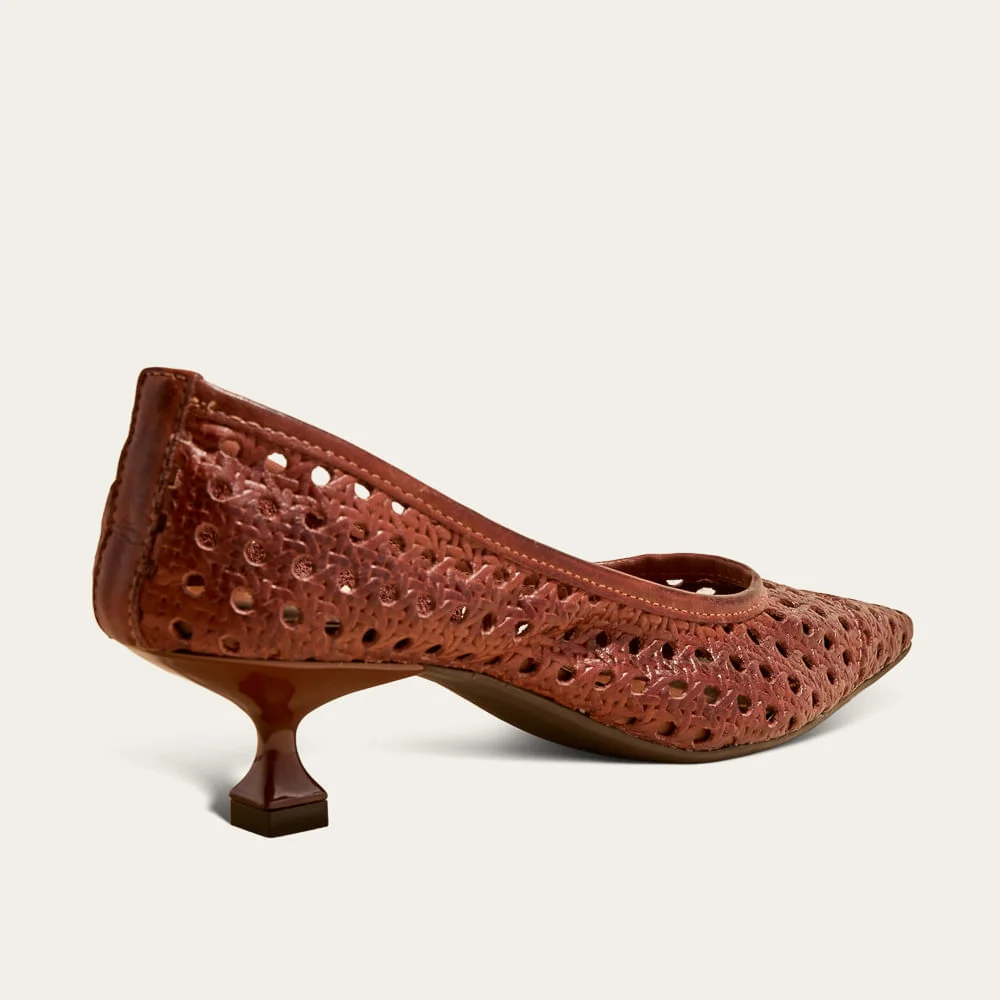 Scarpin Couro Premium Vazado Terracota Salto Kitten - vista 2 de 3
