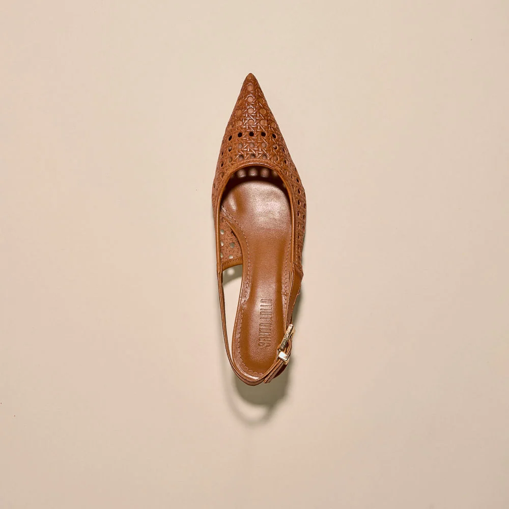 Scarpin Slingback Couro Vazado Caramelo Salto Kitten - vista 3 de 3