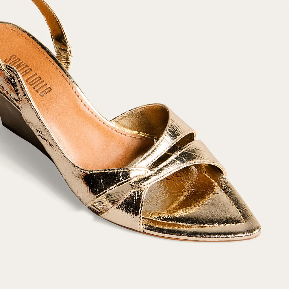 Sandália Anabela Couro Metalizado Bico Folha Dourado - vista 3 de 4
