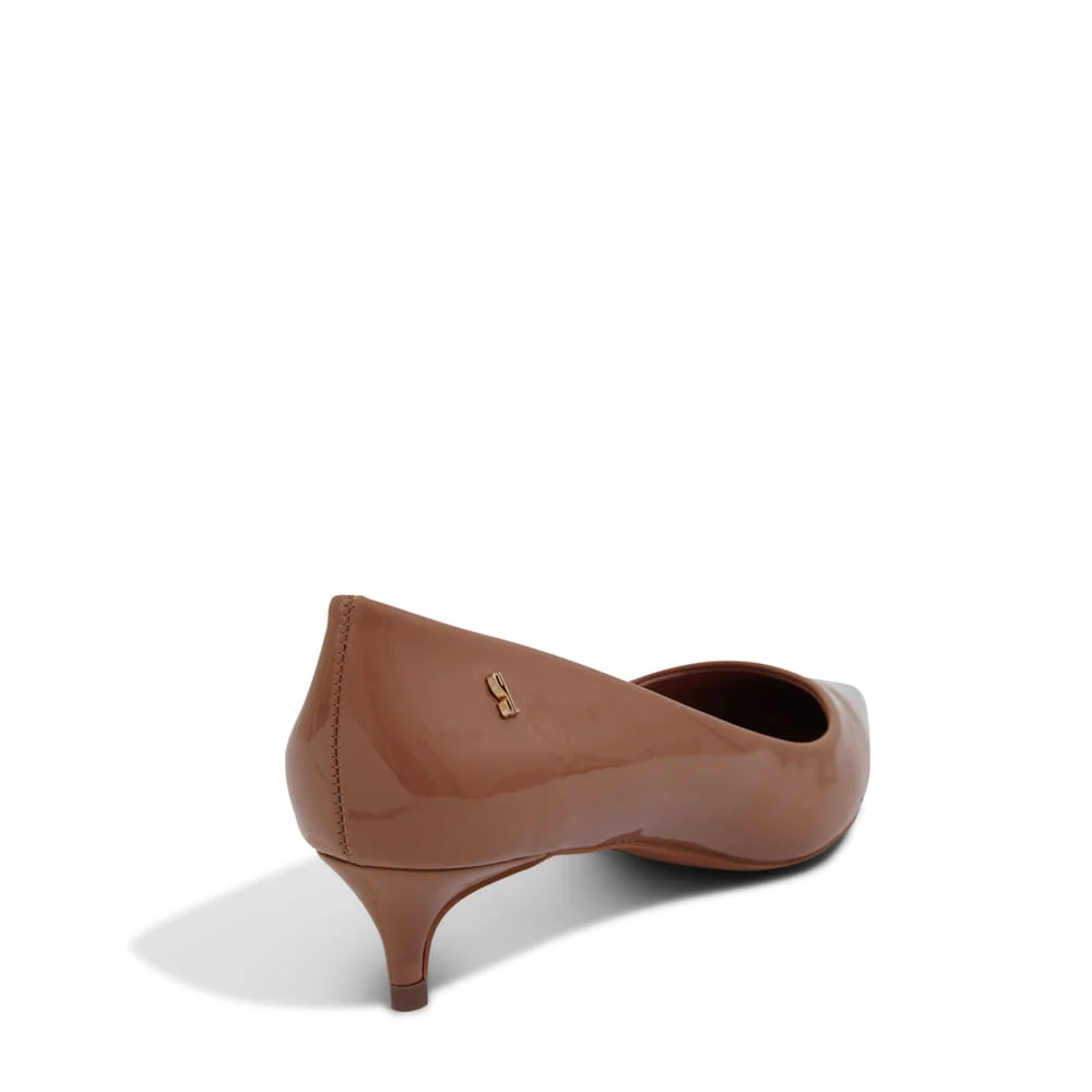 Scarpin Bico Fino Verniz Marrom Salto Baixo - vista 2 de 3
