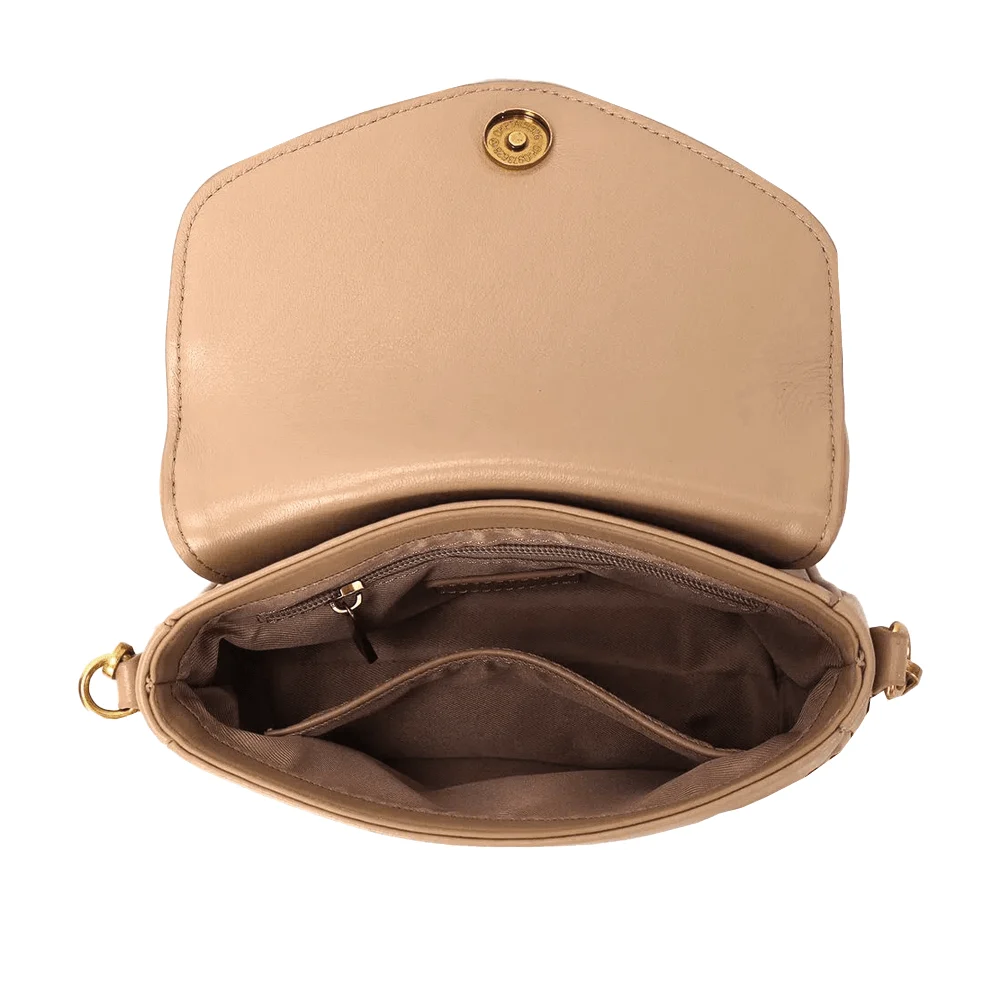 Bolsa Flap Bag Pequena com Alça Transversal de Couro Matelassê Bege - Linha Genuine Leather - vista 4 de 4