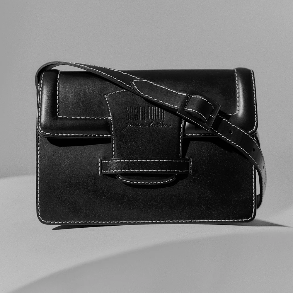 Bolsa Transversal Marrom Couro Pequena - Linha Genuine Leather - vista 3 de 5