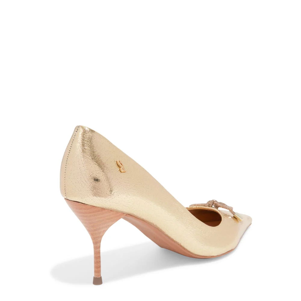 Scarpin Dourado Metalizado Couro Craquelê Bico Fino Laço - vista 3 de 4